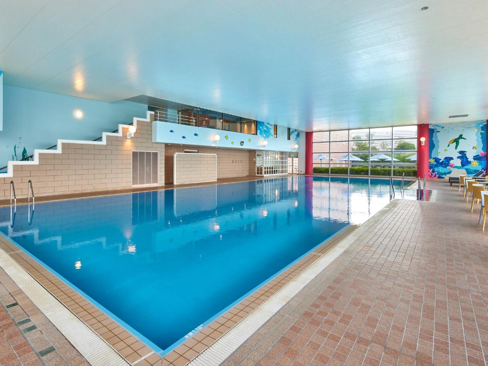 Grand Nikko Tokyo Bay Maihama Hotel Urayasu Екстериор снимка The photo shows an indoor swimming pool area with a spacious design. The pool has a clear blue water surface and is surrounded by a tiled deck. On one side of the pool, there are steps leading into the water, and there are large windows letting in na