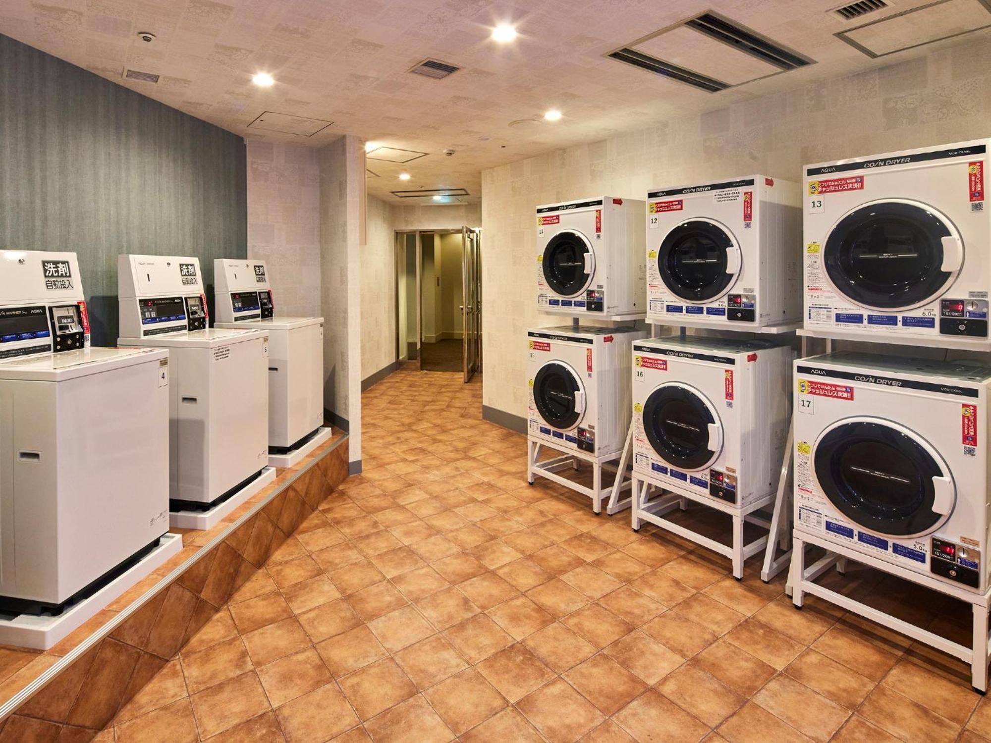 Grand Nikko Tokyo Bay Maihama Hotel Urayasu Екстериор снимка The photo shows a laundry room with several washing machines and dryers. On the left side, there are five white washing machines, and on the right side, there are four dryers. The machines are arranged in a clean, tiled space with a neutral-colored w